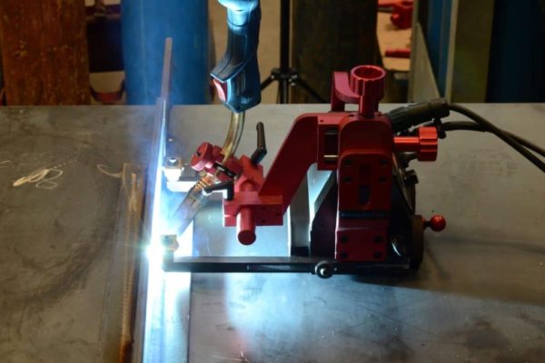 Self-guiding roller arms